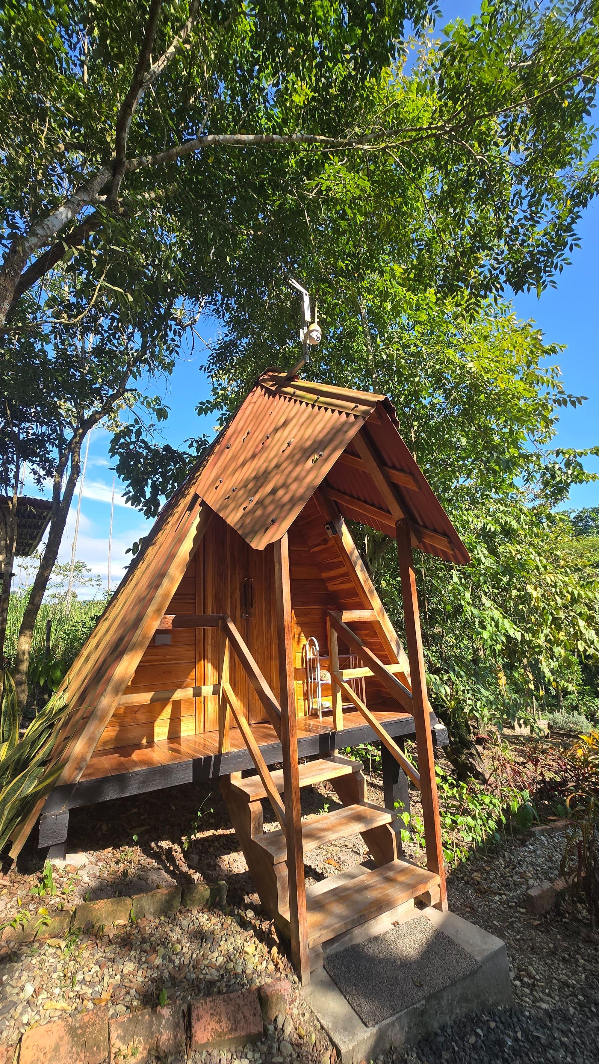 Cabaña Fuego, un A-Frame de teca entre los árboles de la finca