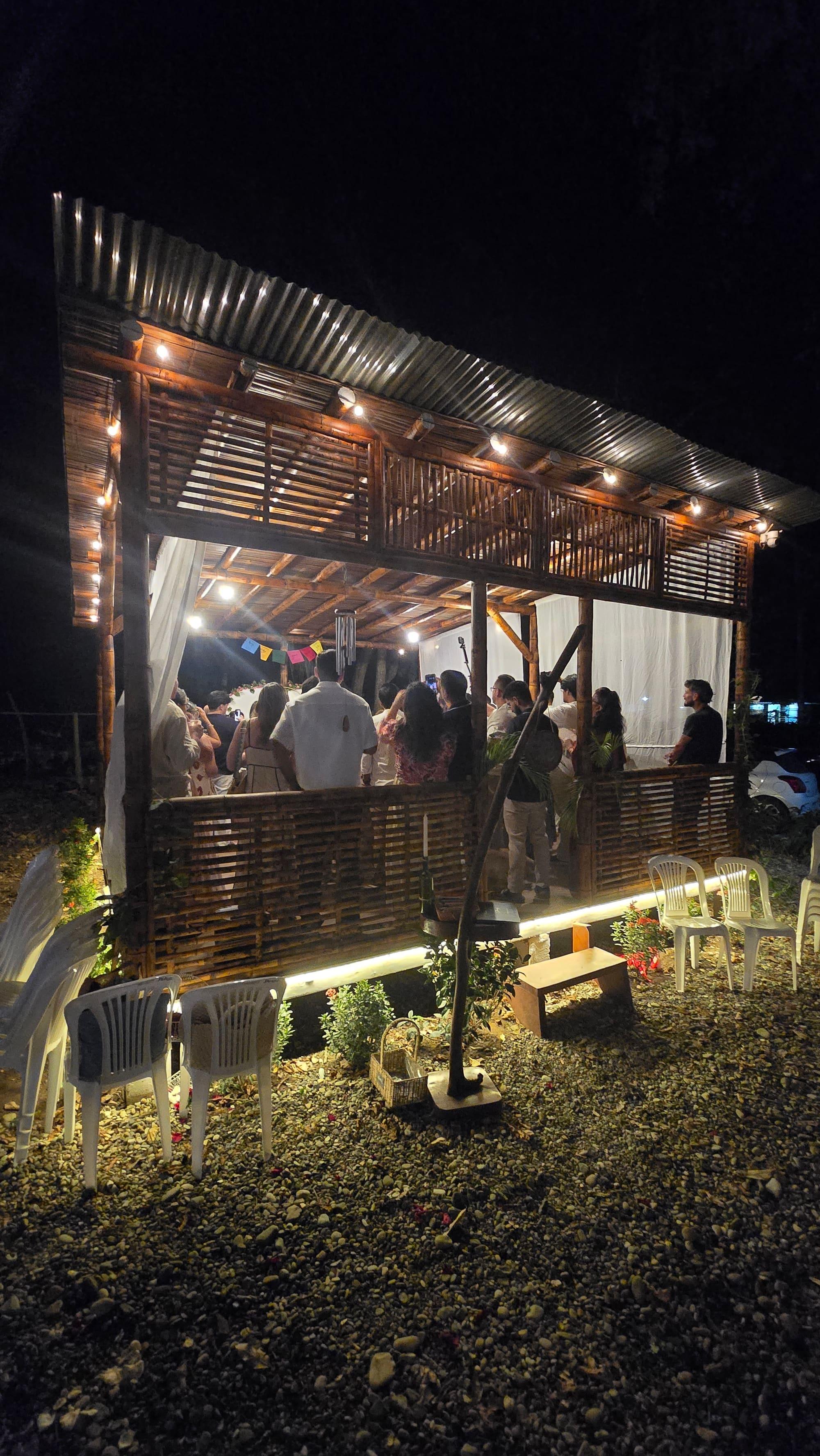 El comedor comunal iluminado de noche, lleno de gente
