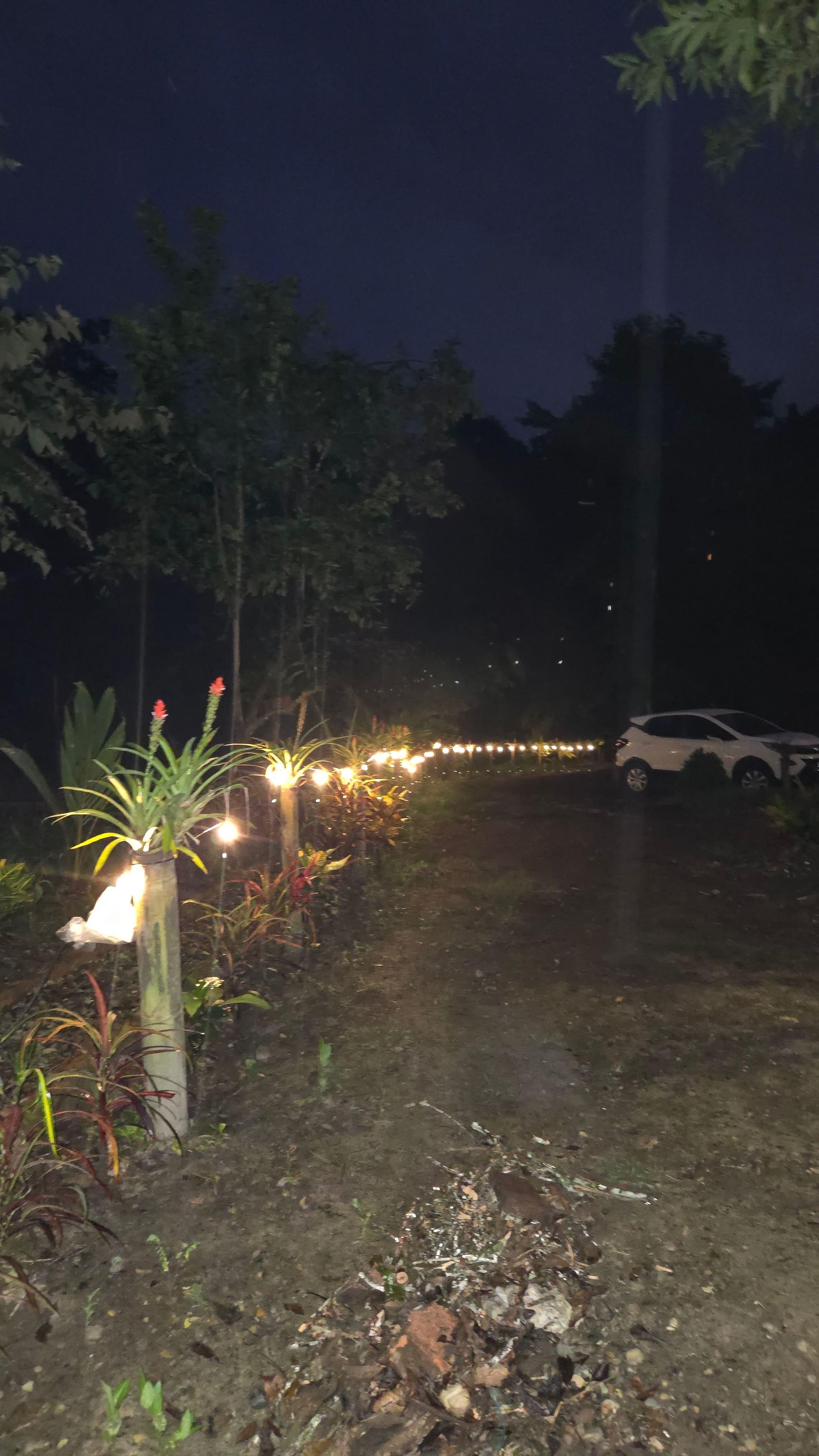 Las luces de la finca encendidas al caer la noche