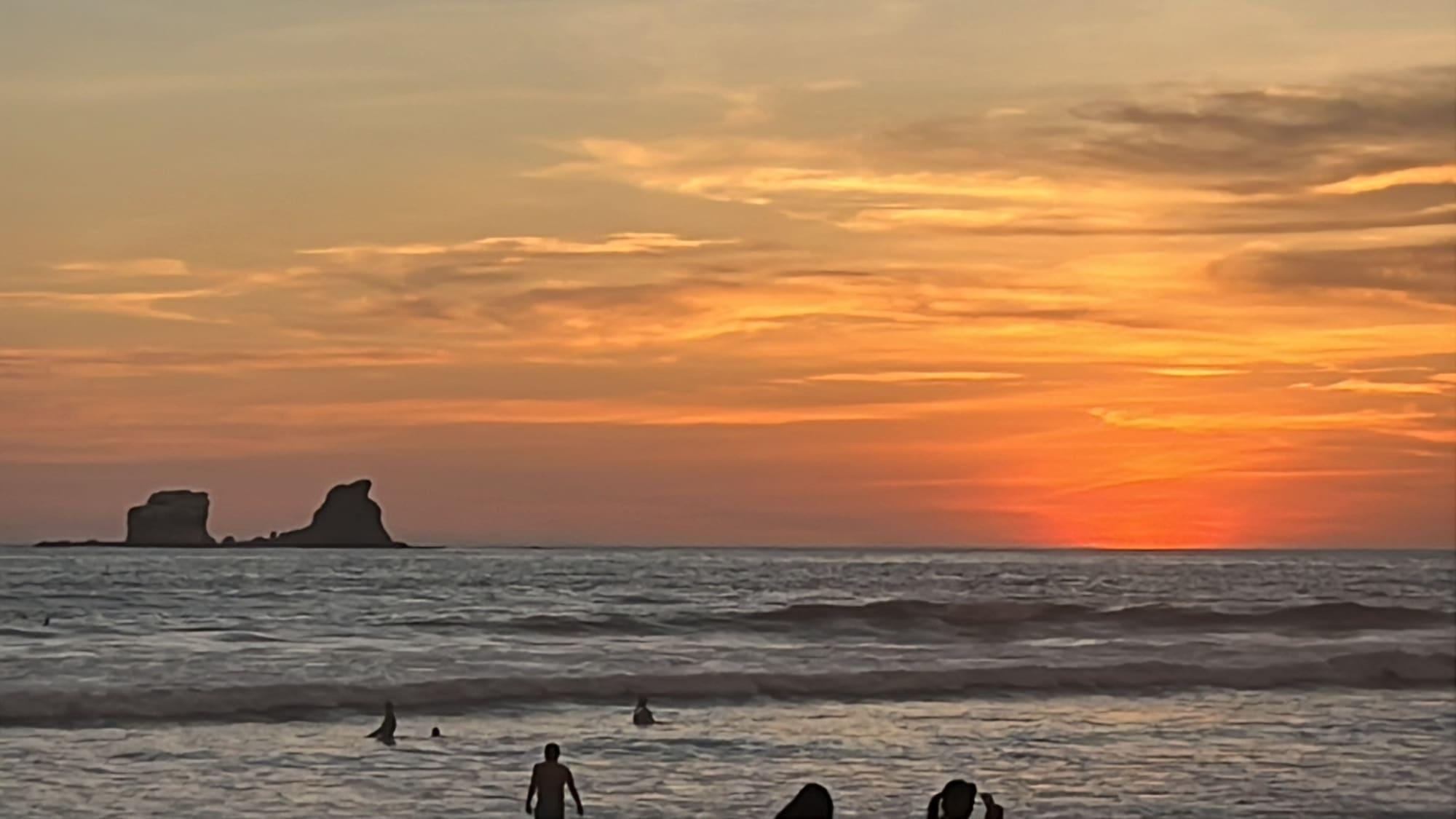Atardecer naranja sobre el mar de Ayampe
